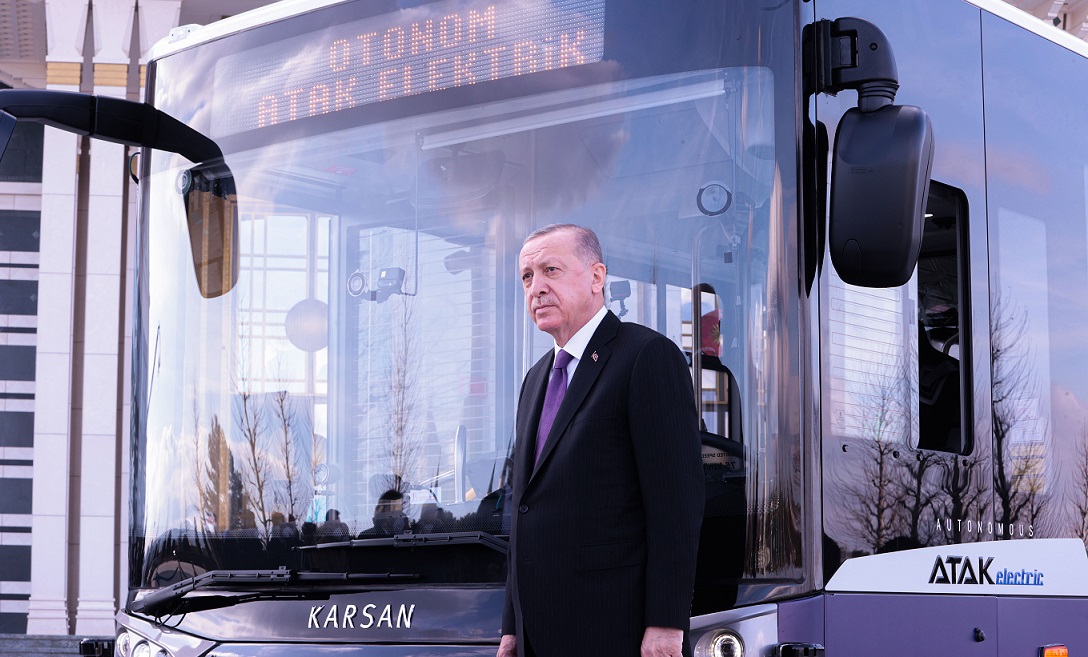 Cumhurbaşkanı Erdoğan, Türk mühendislerce geliştirilen sürücüsüz elektrikli otobüsü inceledi
