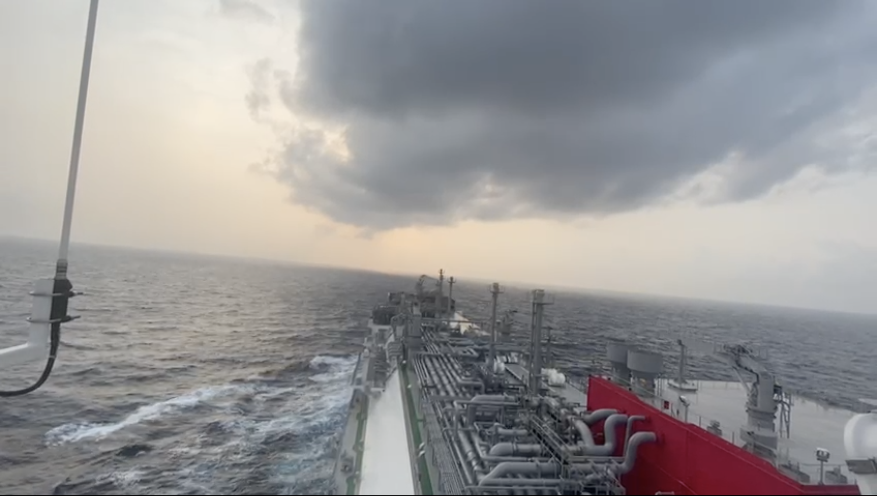 Türkiye’nin ilk yüzer LNG depolama ve gazlaştırma gemisi olan Ertuğrul Gazi’ye bayrak asılmasının ardından ilk görüntüler