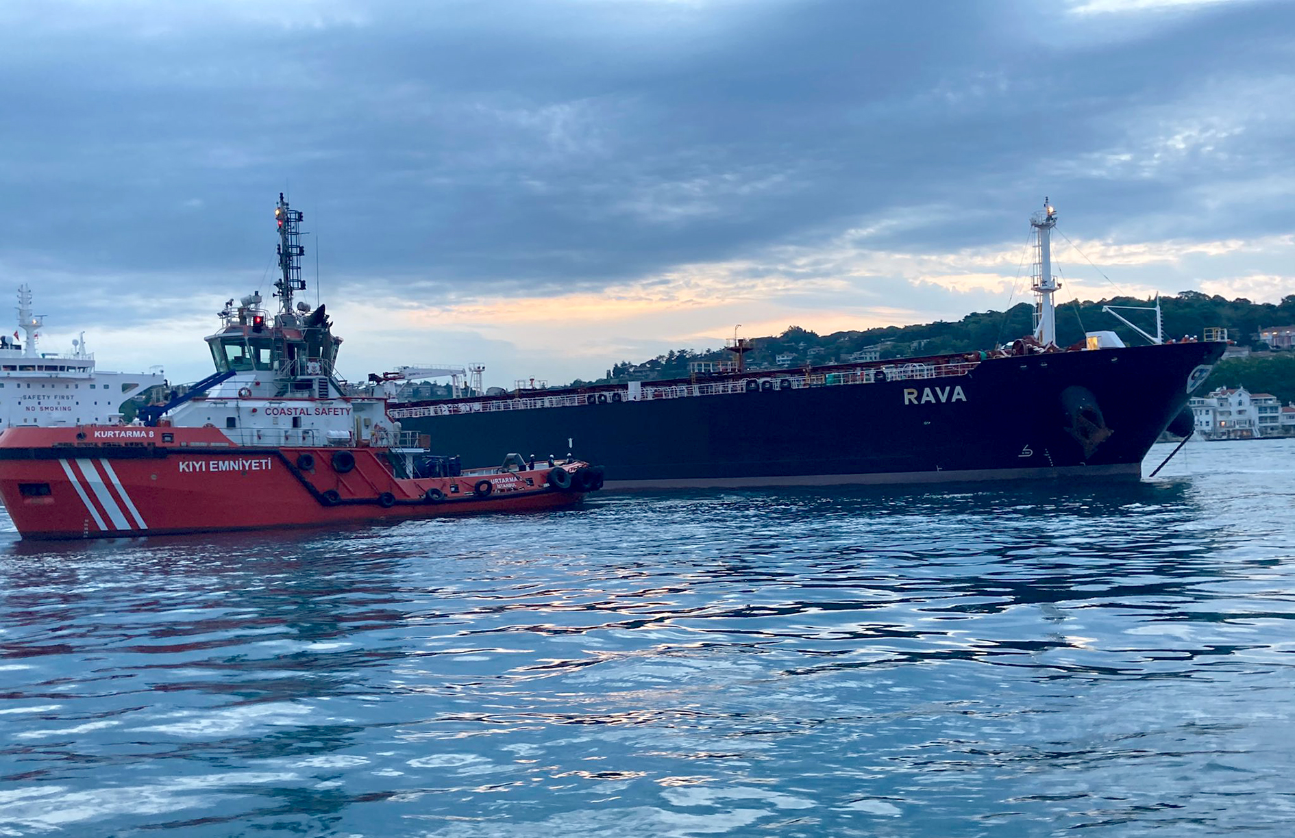 İstanbul Boğazı’nda petrol taşıyan tanker kıyıya 300 metre kala durduruldu, Boğaz gemi trafiğine kapatıldı