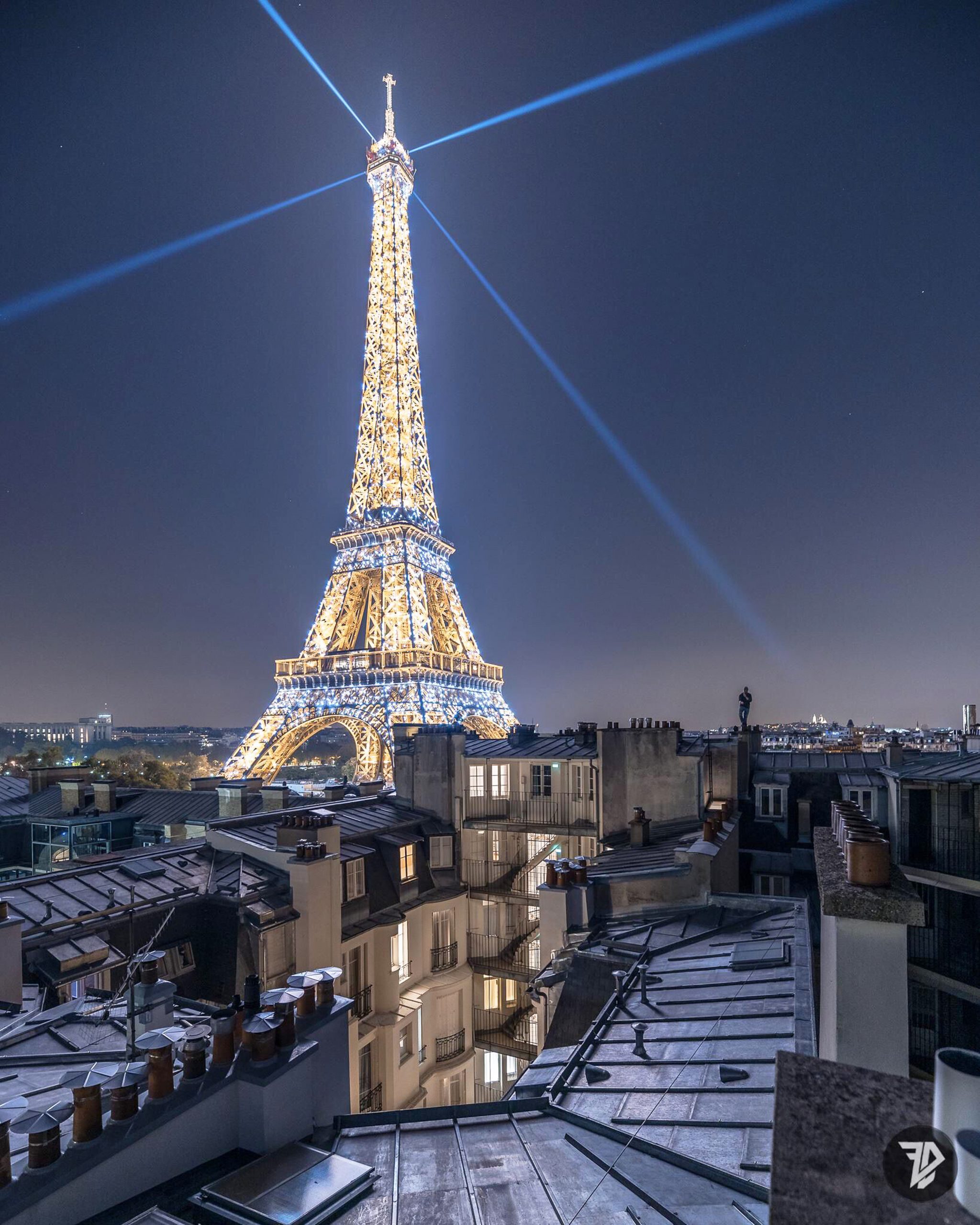 Voyage a paris. Эйфелева башня в Париже. Париж Эйфелева Париж башня ночью. Эйфель башня ночью. Телевизионные башни Парижа.