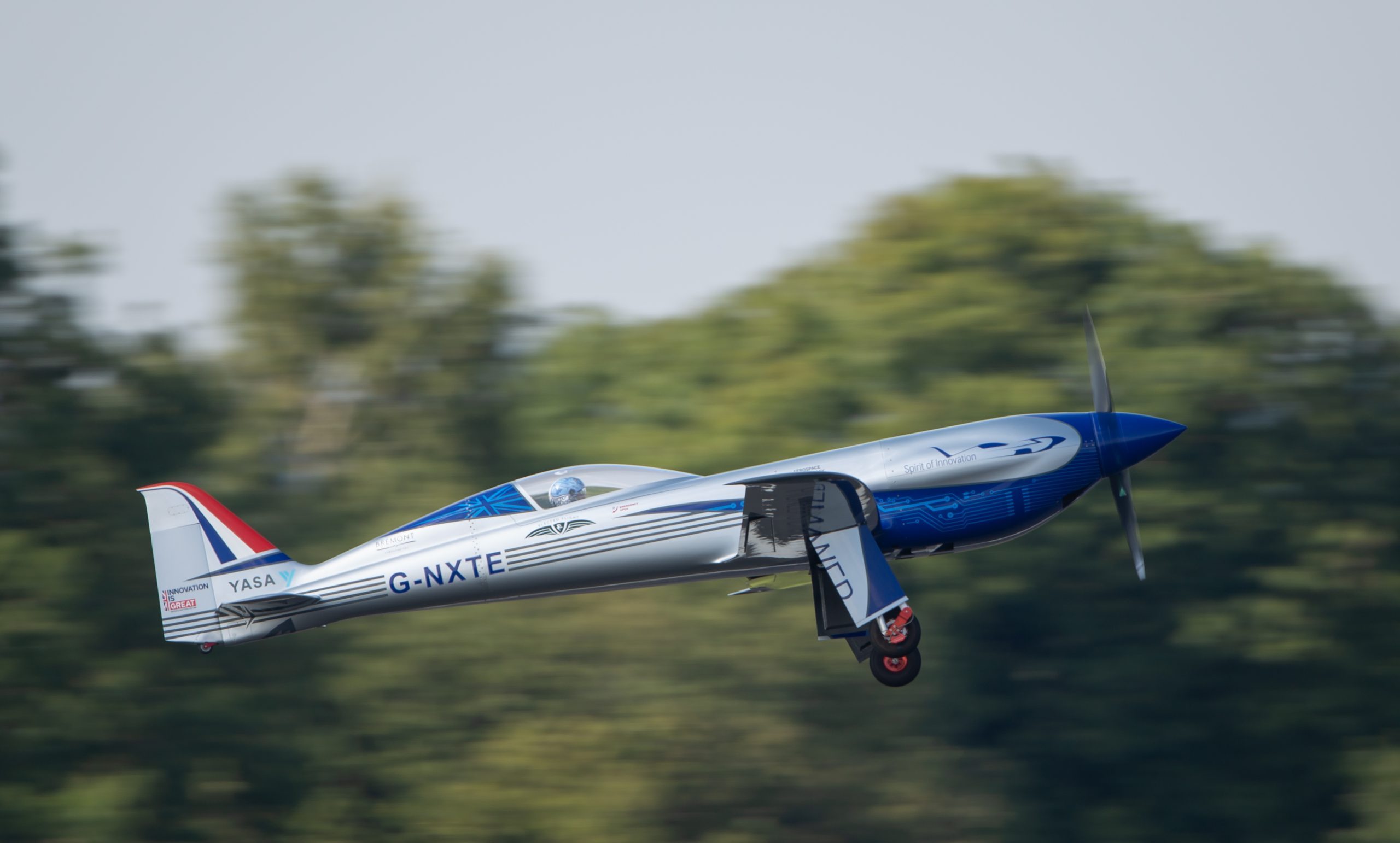 Rolls-Royce’un tamamen elektrikli “Spirit of Innovation” uçağı ilk kez gökyüzüyle buluştu