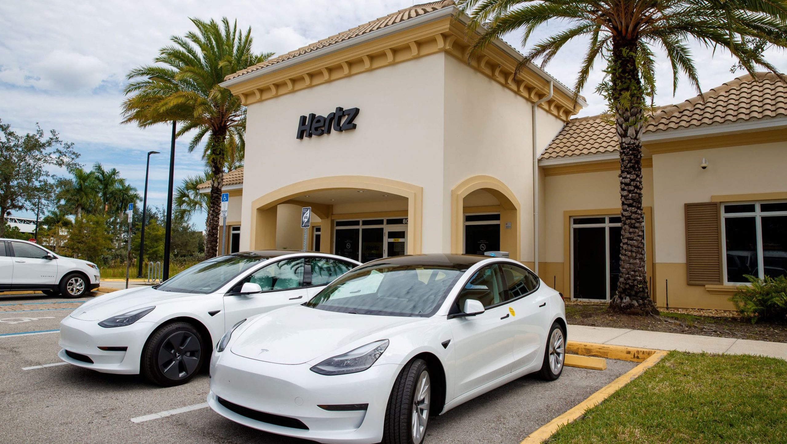 Araç kiralama şirketi Hertz, elektrikli araç filosu için 100 bin Tesla siparişi verdi