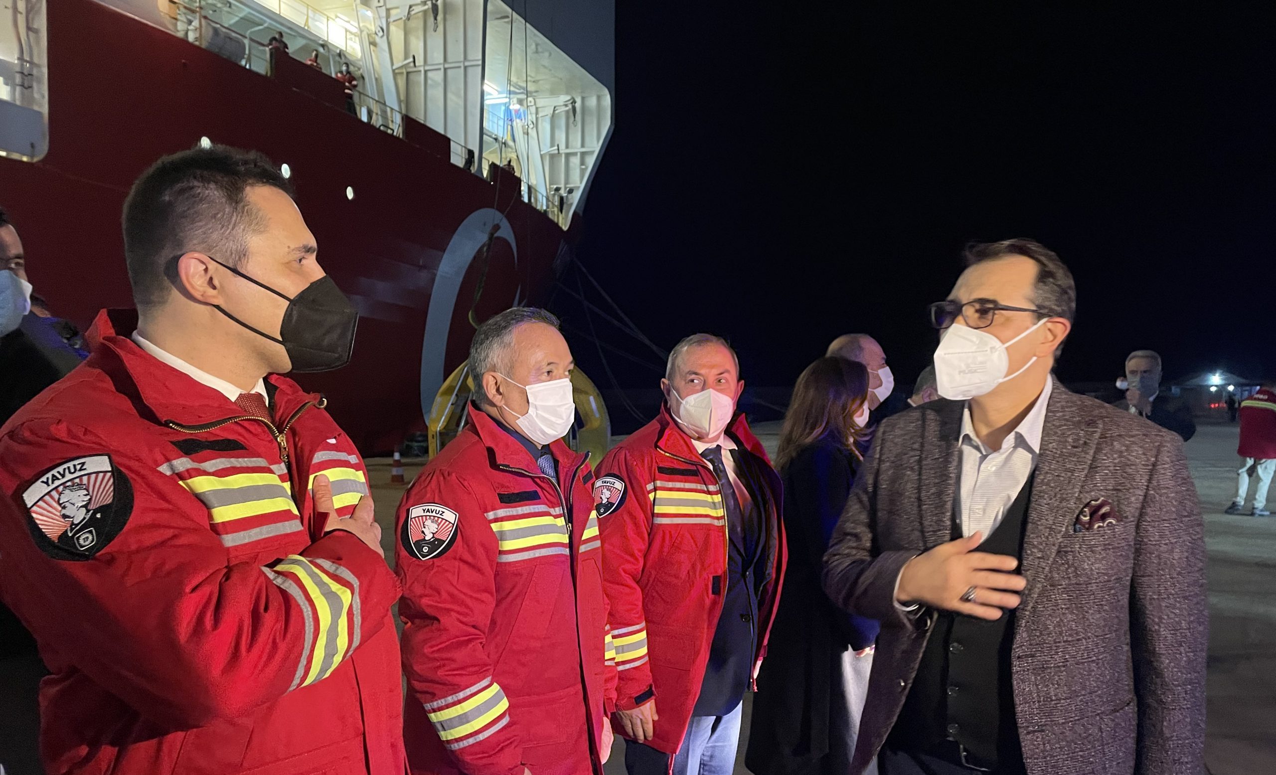 Bakan Dönmez, Yavuz sondaj gemisi personeliyle buluştu