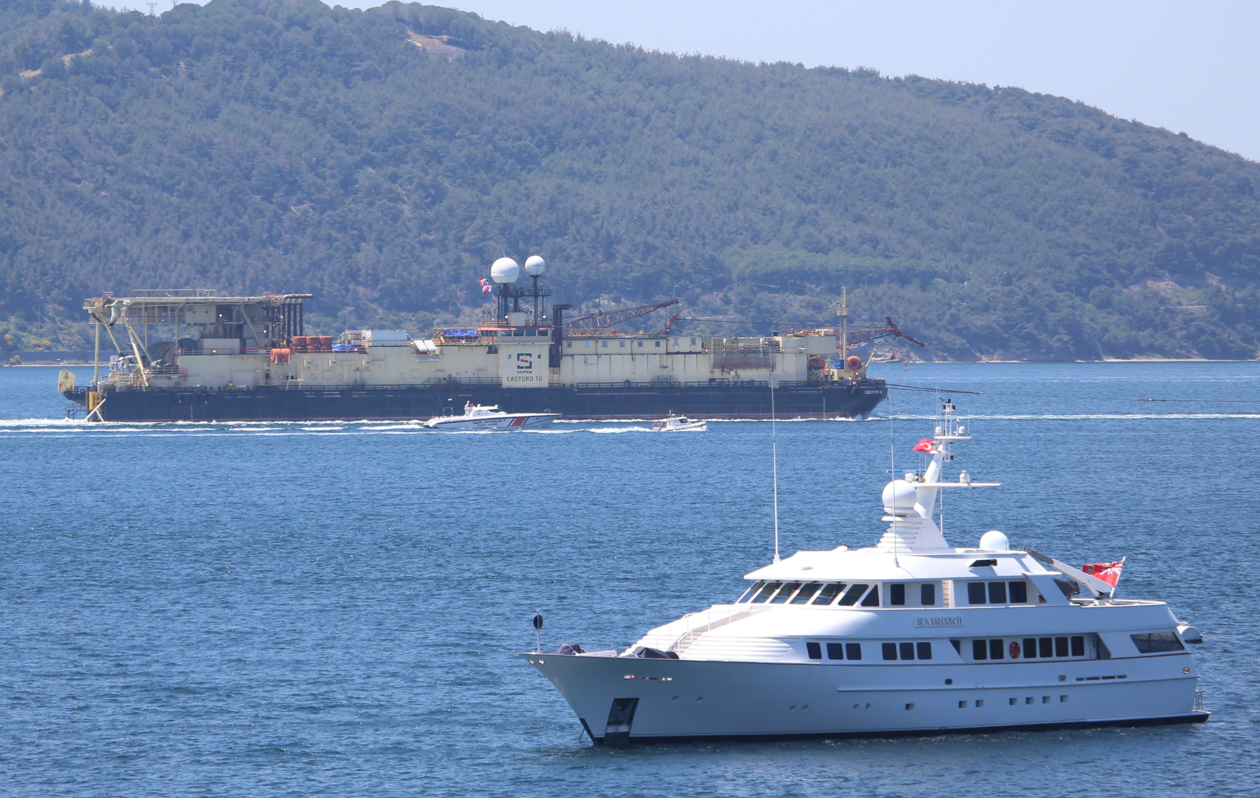 Karadeniz’e doğal gaz borularını yerleştirecek gemi Çanakkale Boğazı’ndan geçti