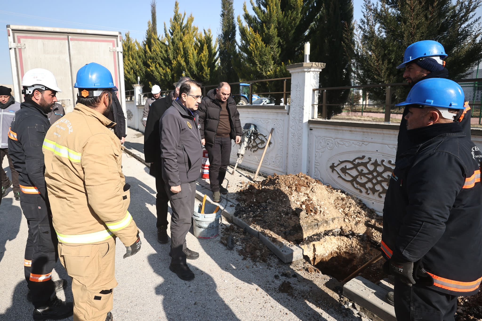 Enerji ve Tabii Kaynaklar Bakanı Fatih Dönmez, Adıyaman’da elektrik ve doğal gaz çalışmalarını inceledi