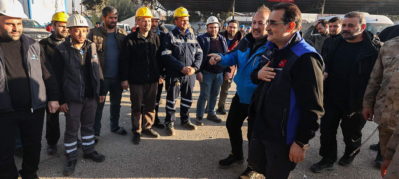 Bakan Dönmez, Kırıkhan’da arama kurtarma faaliyetlerine destek veren madencileri ziyaret etti