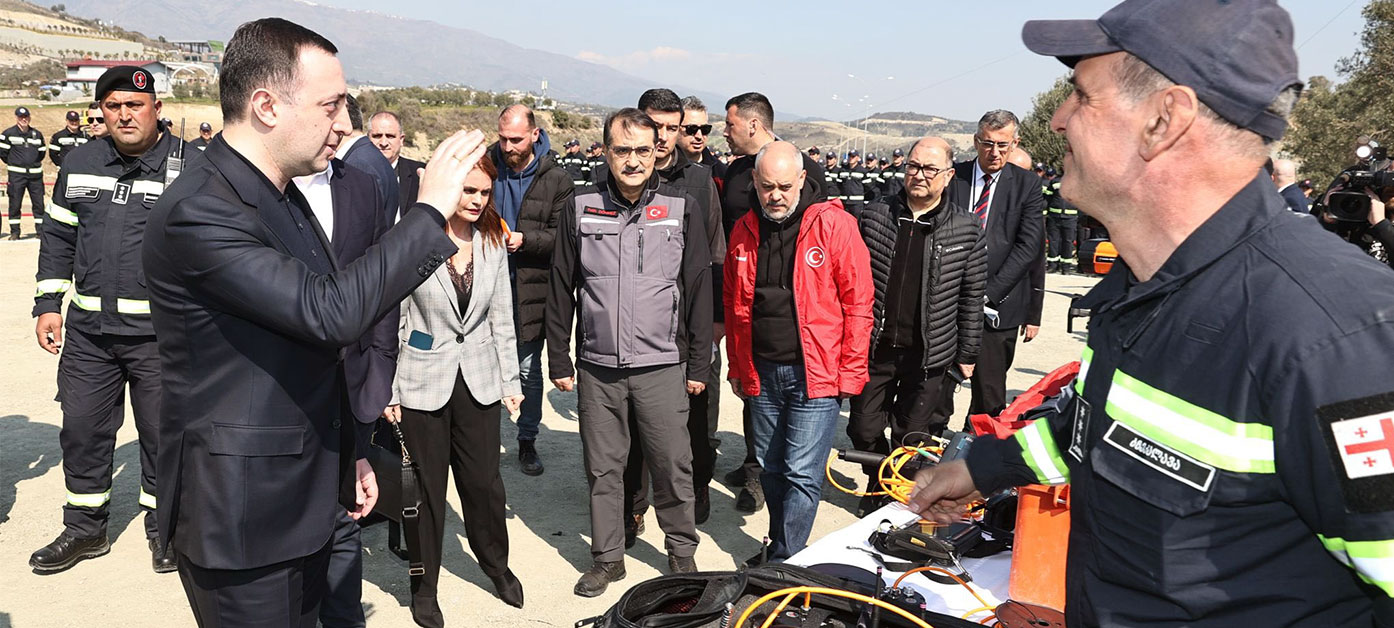 Gürcistan Başbakanı Garibaşvili ile Bakan Dönmez, Hatay’da kurtarma ekipleriyle bir araya geldi