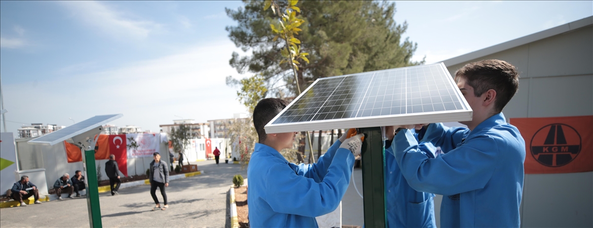 Ankara’daki bir lise depremzedeler için güneş enerjili banklar üretti