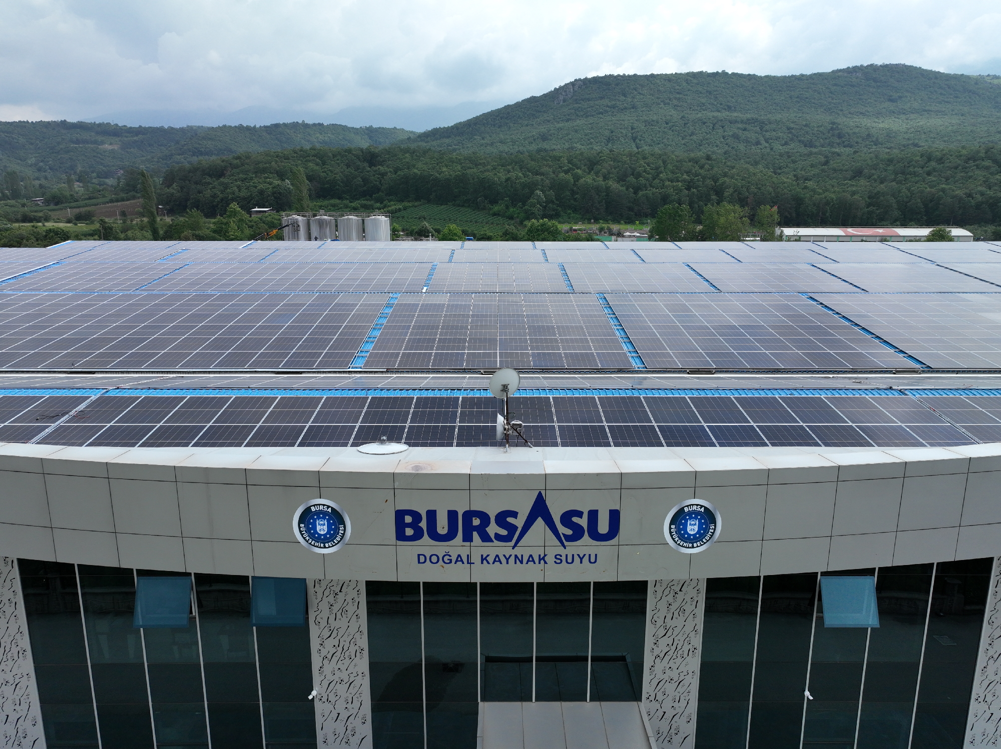 Bursa Büyükşehir Belediyesi su dolum tesisi çatısına yerleştirilen panellerle elektrik de üretecek