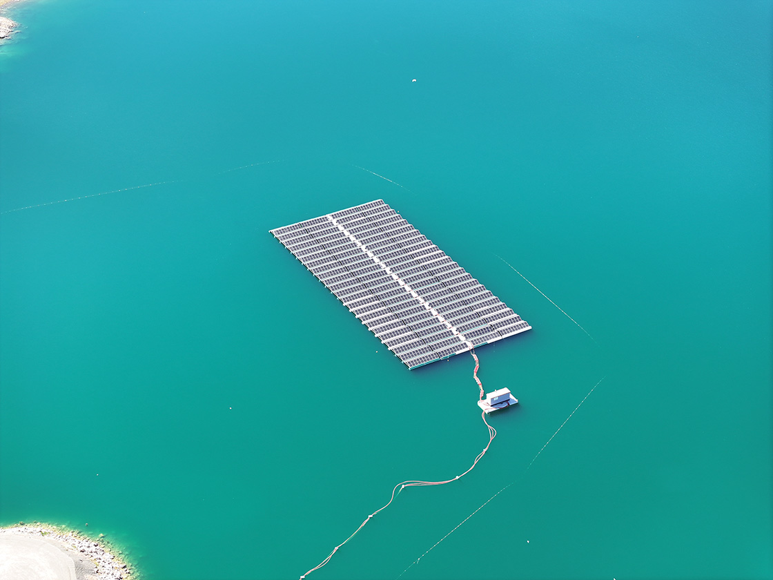 Türkiye’nin ilk yüzer güneş enerjisi santrali, elektrik üretimine haziranda başlıyor
