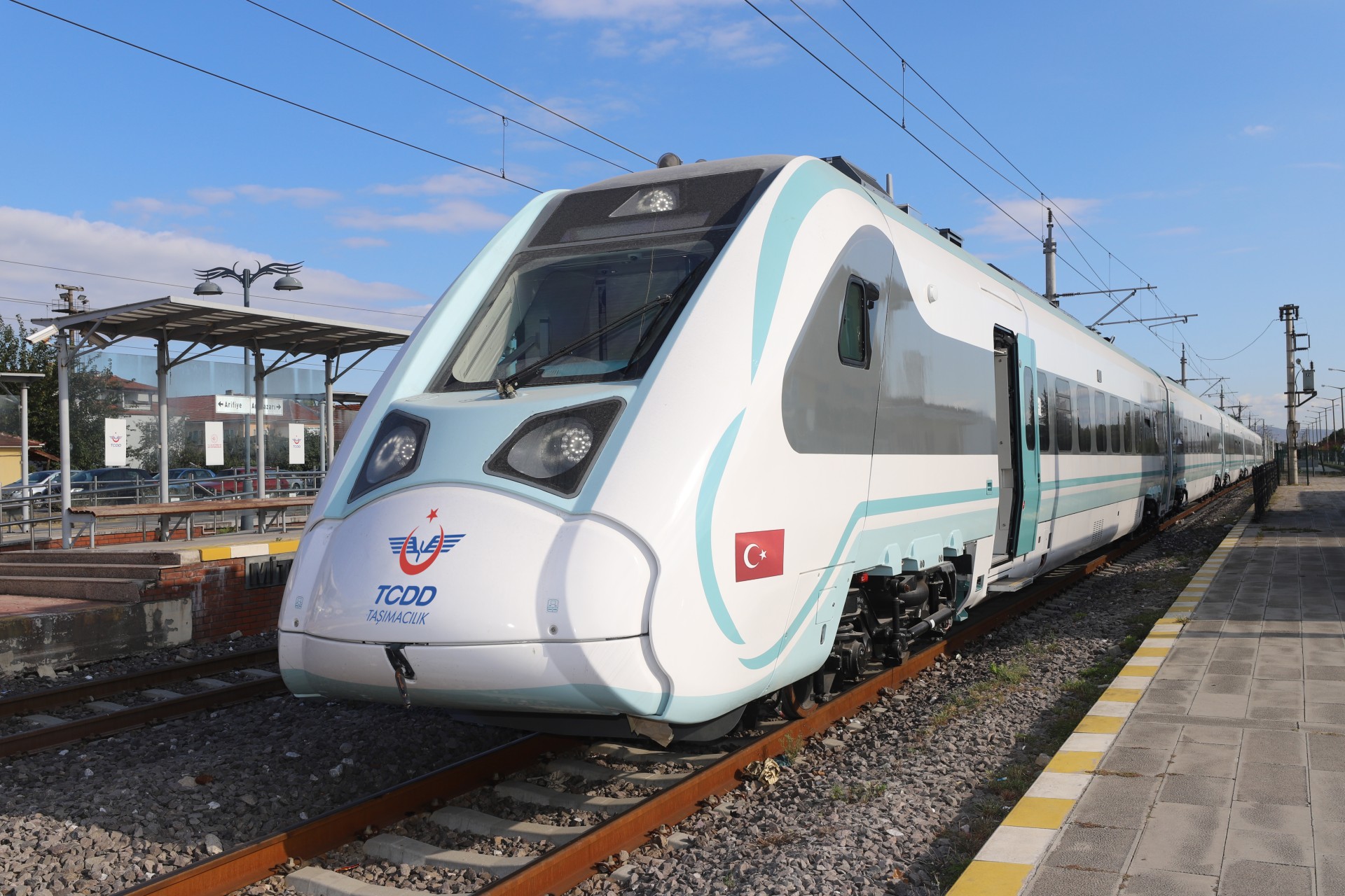 Bakan Uraloğlu, milli elektrikli tren setinin 1 yılda 575 bin yolcu taşıdığını bildirdi