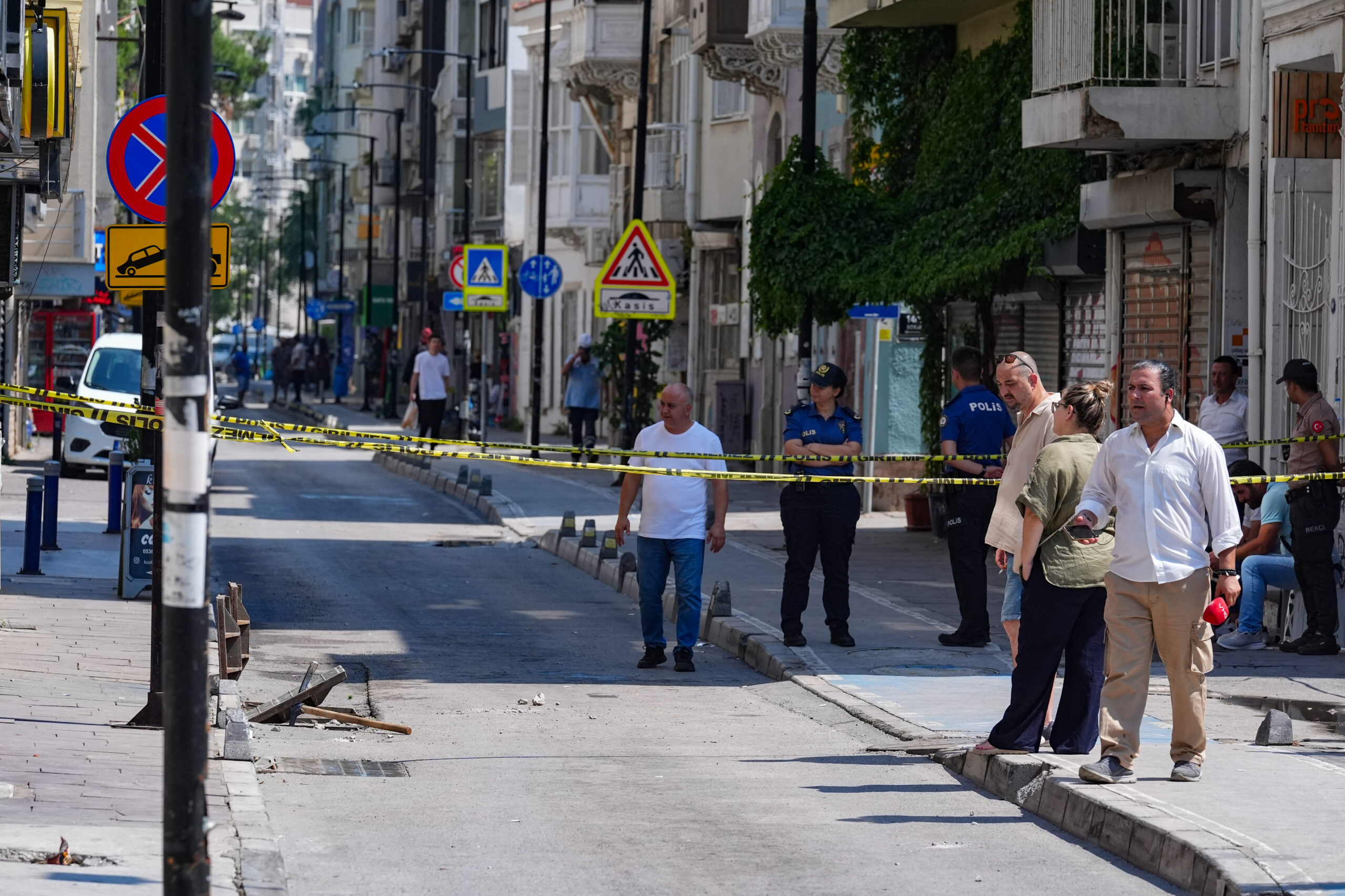Bilirkişi, İzmir’de 2 kişinin ölümüne neden olan elektrik kaçağının kaynağını araştırıyor
