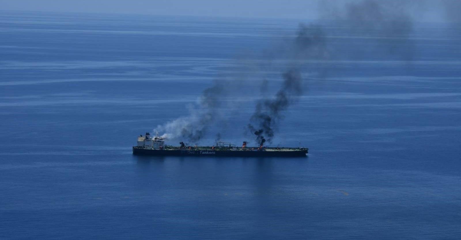 Saldırıya uğrayan petrol tankerinde yangın devam ediyor